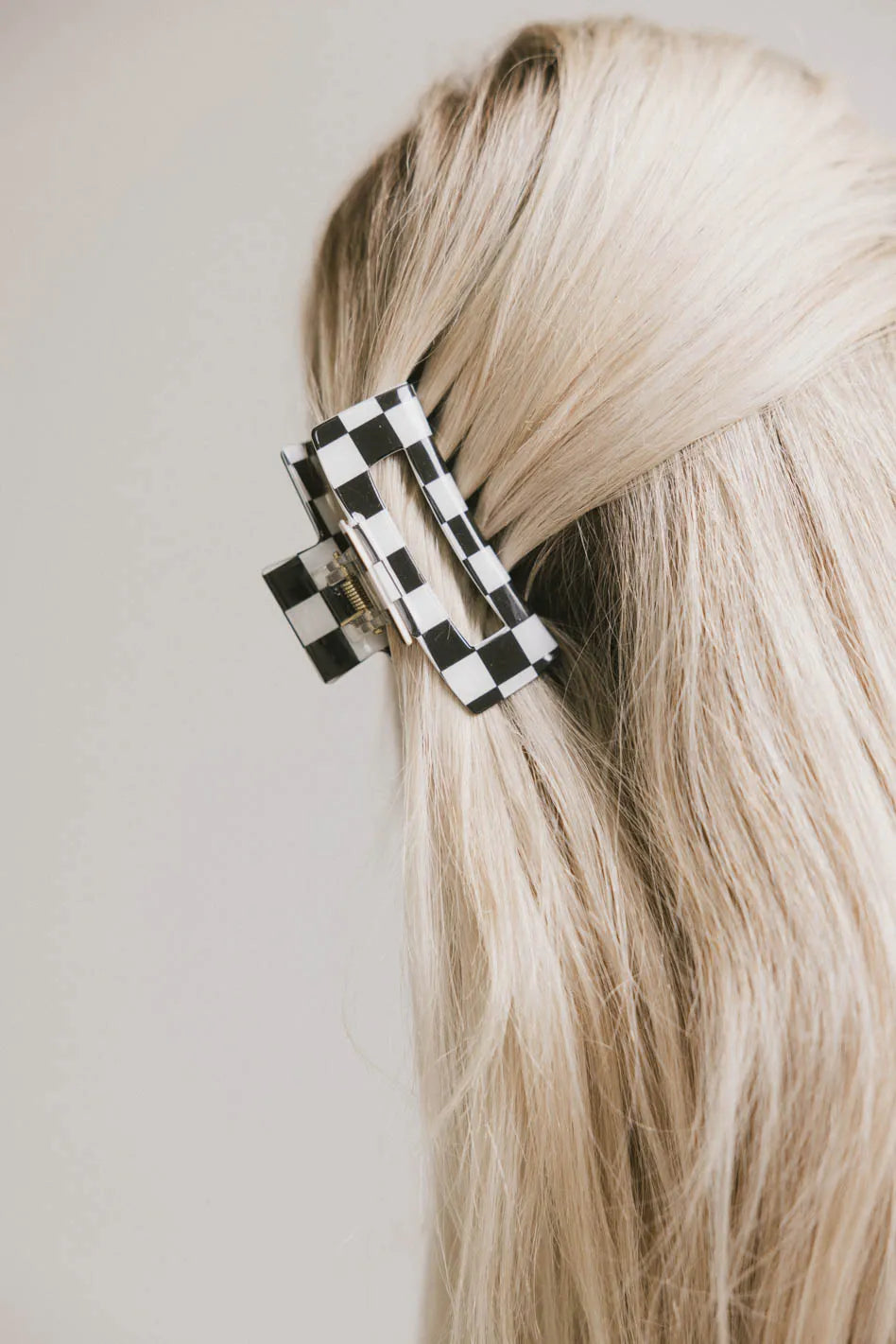 Medium Cutout Claw Clip in Black Checker