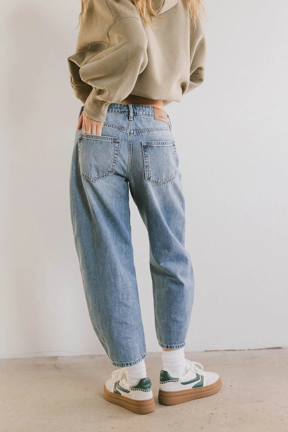 Bentlee Cropped Barrel Jeans in Medium Wash