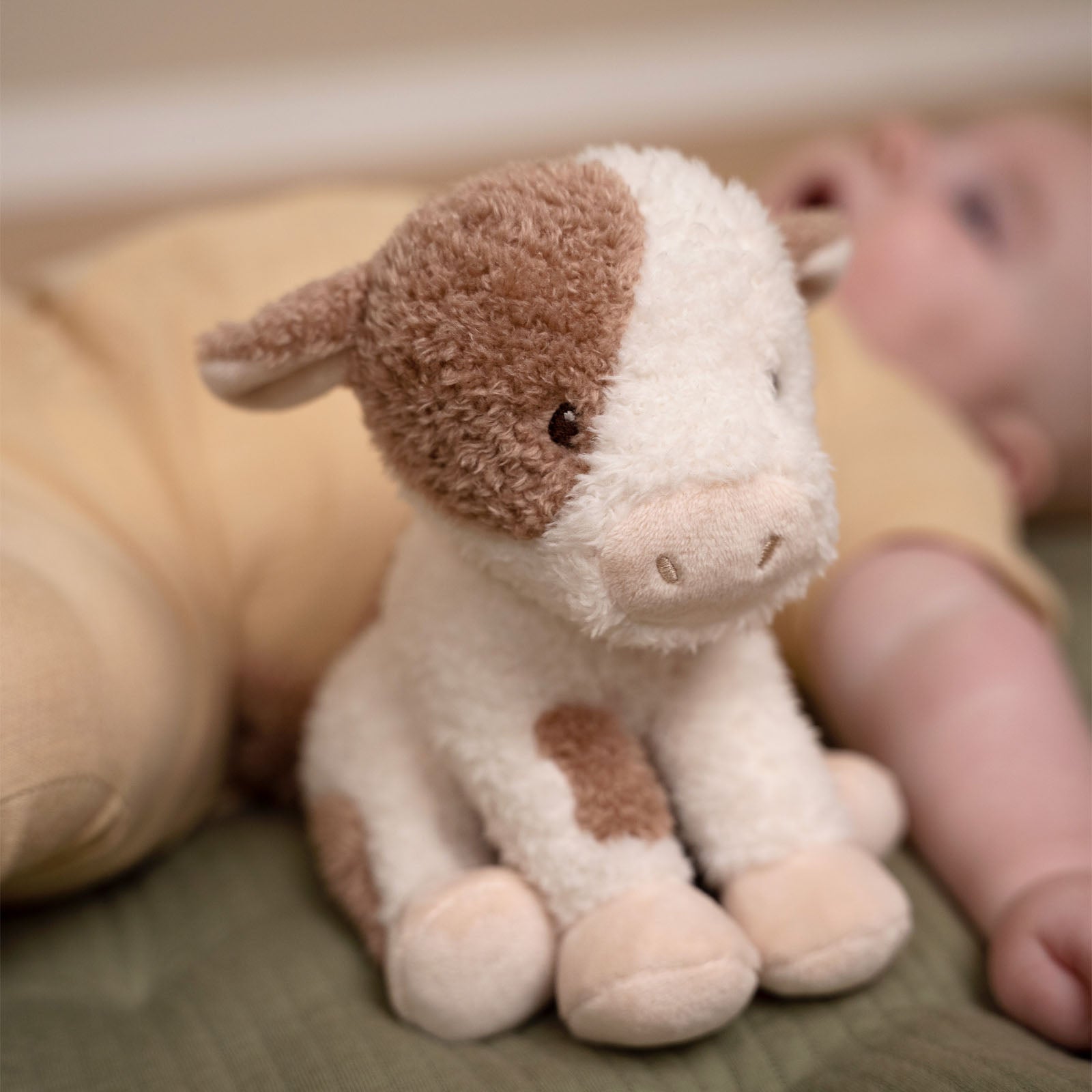 Cuddle Cow 17 cm – Little Farm